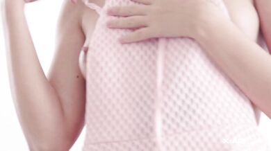 Sexy mačička si dráždi svoju sladkú štrbinu pred kamerou