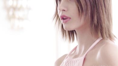 Sexy mačička si dráždi svoju sladkú štrbinu pred kamerou