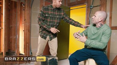 Štvorica sexy mačičiek si užíva šukanie namiesto práce na dome