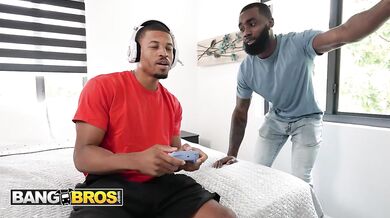 Ashlyn si nechala poriadne vypráskať dierky dvoma nadržanými čurákmi