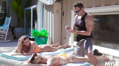 Dvojitá nadržaná šukačka s párom žeravých blondínok naraz