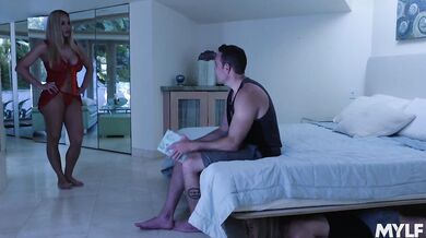 Dvojitá nadržaná šukačka s párom žeravých blondínok naraz