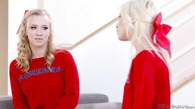 Sexy blondínky si užívajú šukačku s vibrujúcou hračkou