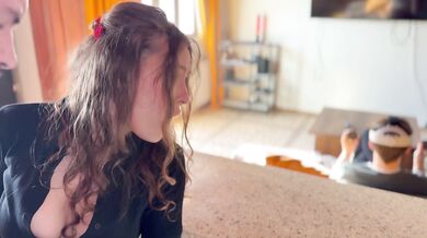 Nadržaná kamošova stará a jej divoké mrdanie do análu