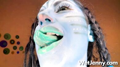 Prsnatá avatarka sa pohráva so svojou kundičkou