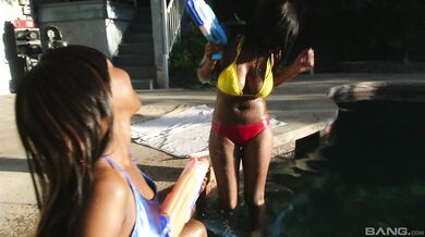 Prsaté čenošky a ich lesbická show