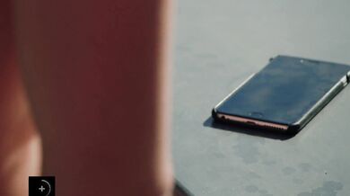 Dvaja černosi vymrdajú sexy prsnatú blondínku