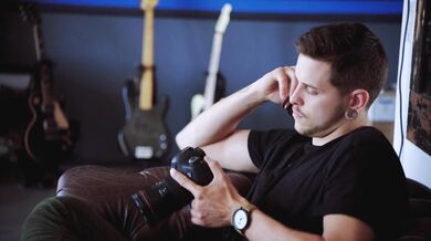 Dvaja černosi vymrdajú sexy prsnatú blondínku