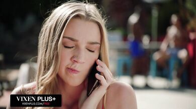 Dvaja černosi vymrdajú sexy prsnatú blondínku