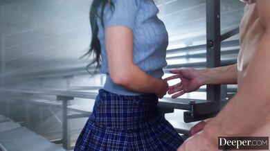 Táto nadržaná nymfa si vyprosila tvrdý kokot a nechala si ho hlboko vymrdať