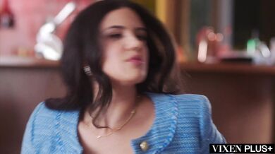 Penny hltá kokot a potom si v misionárovi nechá totálne rozťiahnuť svoju mokrú štrbinu