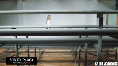 Gigi Dior si nechala od mladého žrebca poriadne vydlabať píču až do úplného vystriekania