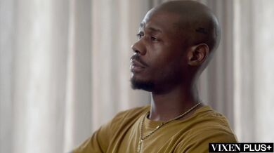 Kianna si nechala tým masívnym čiernym čurákom totálne rozmrdať a vyťahať dierku