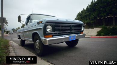 Kianna si nechala tým masívnym čiernym čurákom totálne rozmrdať a vyťahať dierku