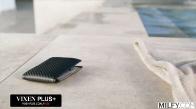 Táto nadržaná blondína má poctivo vymrdané obe dierky a nakoniec sa nechala celá vystriekať