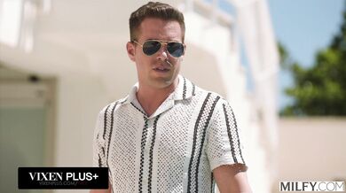 Táto nadržaná blondína má poctivo vymrdané obe dierky a nakoniec sa nechala celá vystriekať