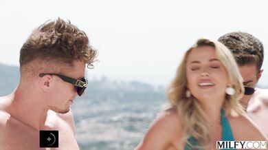 Táto nadržaná blondína má poctivo vymrdané obe dierky a nakoniec sa nechala celá vystriekať