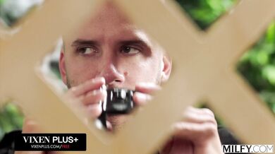 nadržaná Aviana Violet dychtivo vyfajčila suseda a potom sa nechala vymrdať