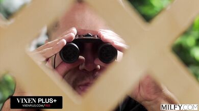 nadržaná Aviana Violet dychtivo vyfajčila suseda a potom sa nechala vymrdať