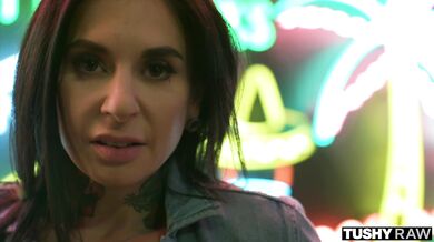 Joanna Angel má po tomto náreze úplne vymrdanú dierku, ktorá dychtivo čaká na ďalší náklad mrdky