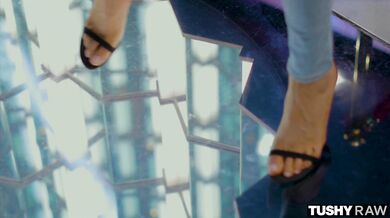 Riley Steele si vyprosila poriadne vymlatenie zadku a skončila s totálne rozobratou dierkou