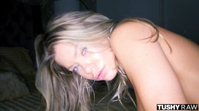 Riley Steele si vyprosila poriadne vymlatenie zadku a skončila s totálne rozobratou dierkou