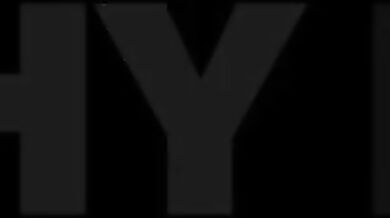 Táto malá beštia Sirena Milano si poctivo vykoledovala poriadny náklad do análu od tlustého kokota