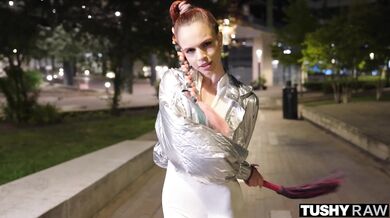 Táto malá beštia Sirena Milano si poctivo vykoledovala poriadny náklad do análu od tlustého kokota