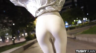 Táto malá beštia Sirena Milano si poctivo vykoledovala poriadny náklad do análu od tlustého kokota