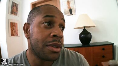 Sleduj ako si táto sexy blondínka nechala poctivo vyšukať píču aj anál masívnym čiernym kokotom v podpätkoch