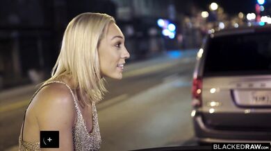 Sleduj ako nadržené blondíny nasávajú obrie čierne péra až hlboko do hrdla.