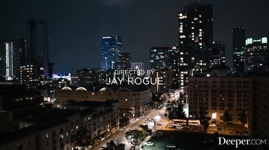 Synchronizované búšenie do tejto prsnatej nymfy zanechalo jej vnútro ostro zdemolované a hltan totálne vyťahaný od hlbokého mrdania.