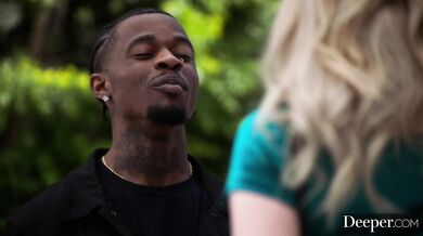 Synchronizované búšenie do tejto prsnatej nymfy zanechalo jej vnútro ostro zdemolované a hltan totálne vyťahaný od hlbokého mrdania.