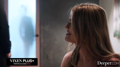 Synchronizované búšenie do tejto prsnatej nymfy zanechalo jej vnútro ostro zdemolované a hltan totálne vyťahaný od hlbokého mrdania.