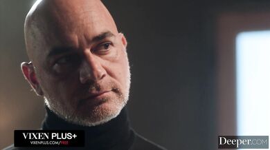 Synchronizované búšenie do tejto prsnatej nymfy zanechalo jej vnútro ostro zdemolované a hltan totálne vyťahaný od hlbokého mrdania.