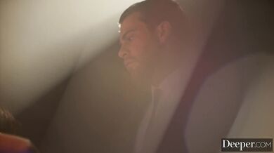 Bezbranná Adriana Chechik sa hompáľa v reťaziach pod obrovským tlakom mrdky, ktorou jej neľútostne rozrazili vnútro až po hrdlo.