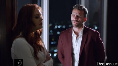 Bezbranná Adriana Chechik sa hompáľa v reťaziach pod obrovským tlakom mrdky, ktorou jej neľútostne rozrazili vnútro až po hrdlo.