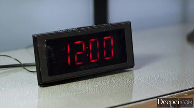 Bezbranná Adriana Chechik sa hompáľa v reťaziach pod obrovským tlakom mrdky, ktorou jej neľútostne rozrazili vnútro až po hrdlo.