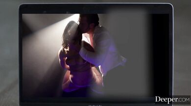 Bezbranná Adriana Chechik sa hompáľa v reťaziach pod obrovským tlakom mrdky, ktorou jej neľútostne rozrazili vnútro až po hrdlo.