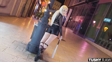 Drobná blonďavá potvora Amber Kawaii miluje, keď jej masívny kolík neľútostne rozráža jej tesné rektum hlbokými prírazmi.