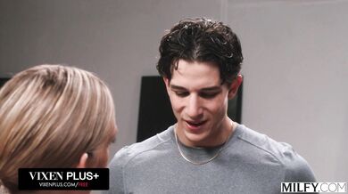 Pozri si ako táto vdaná MILFka vymenila činky za poriadne tvrdý kolík a nechala si ostro zdemolovať vnútro v priestoroch posilňovne.