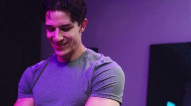 Pozri si ako táto vdaná MILFka vymenila činky za poriadne tvrdý kolík a nechala si ostro zdemolovať vnútro v priestoroch posilňovne.