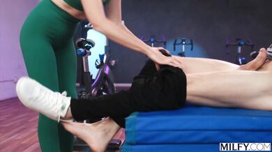 Pozri si ako táto vdaná MILFka vymenila činky za poriadne tvrdý kolík a nechala si ostro zdemolovať vnútro v priestoroch posilňovne.