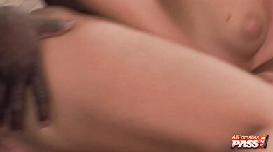 Lovely Laroche a jej brutálna interracial trojka plná tvrdého mrdania