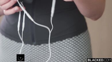 Fit blondínka Lexi Lore si užíva Damionov obrovský čierny nástroj