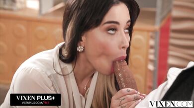 Sexi Aria Lee si berie jeho čuráka do úst