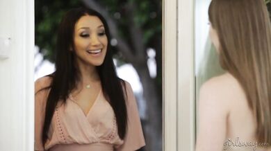 Brunetka Alice a Vicki bez zábran v lesbickej jazde