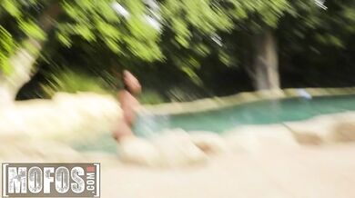 Horúca brunetka si užije poriadny sex