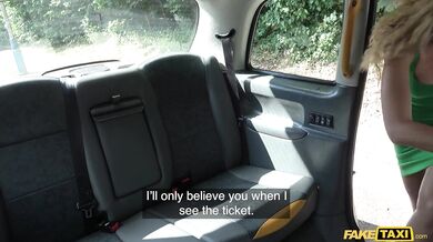 Shona River si užije mrdanie v aute