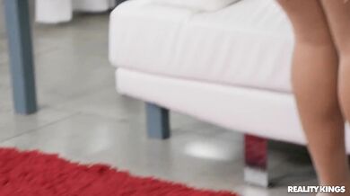 Nikto mu nemôže zazlievať že sa jej nevie nabažiť keď mu predvádza takéto neľútostné mrdanie priamo na kuchynskej linke